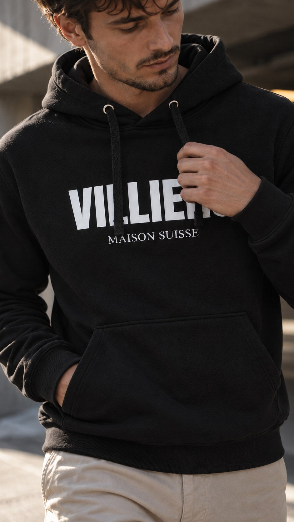 Premium Herren Hoodie in Schwarz, Nahaufnahme