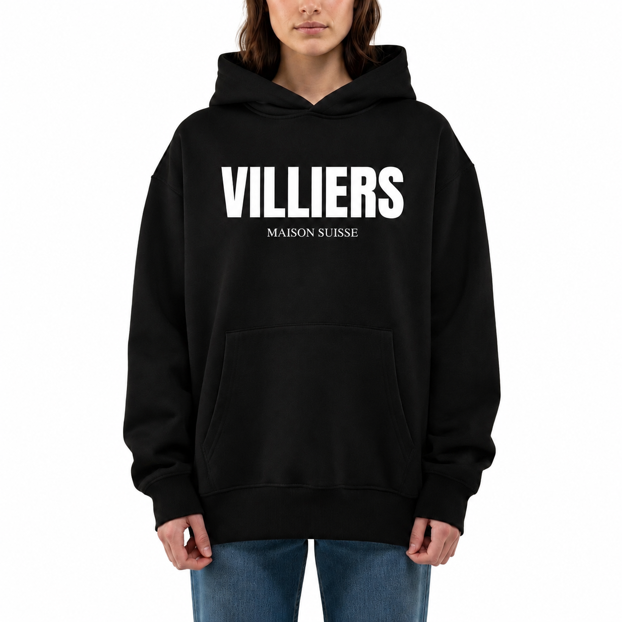 Damen Oversize Hoodie von VILLIERS MAISON SUISSE in Schwarz mit weissem Logo auf der Brust, getragen von einem Model in Frontansicht.