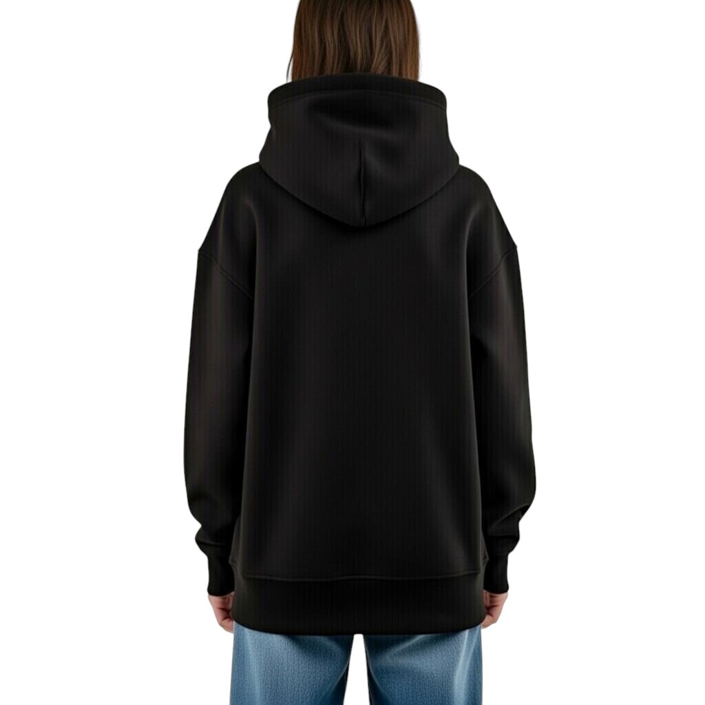 Damen Oversize Hoodie von VILLIERS MAISON SUISSE in Schwarz, getragen von einem Model in Rückenansicht mit sichtbarer Kapuze und lockerem Schnitt.