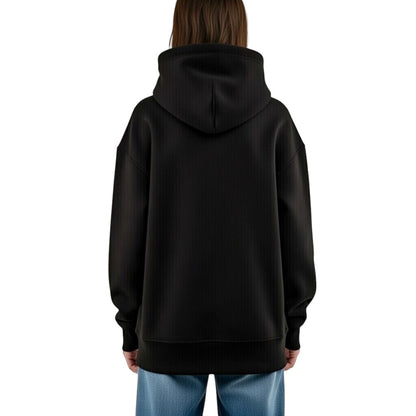 Damen Oversize Hoodie von VILLIERS MAISON SUISSE in Schwarz, getragen von einem Model in Rückenansicht mit sichtbarer Kapuze und lockerem Schnitt.