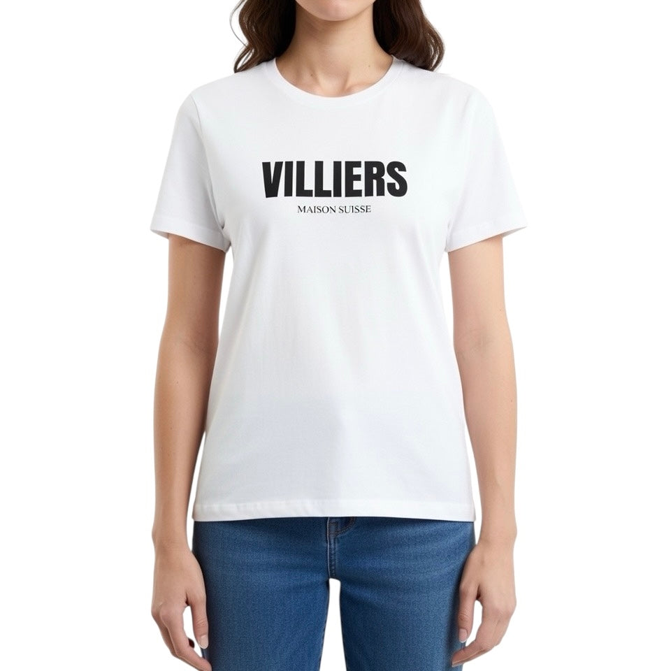 Damen T Shirt von VILLIERS MAISON SUISSE in Weiss mit schwarzem Logo auf der Brust, getragen von einem Model in Frontansicht.