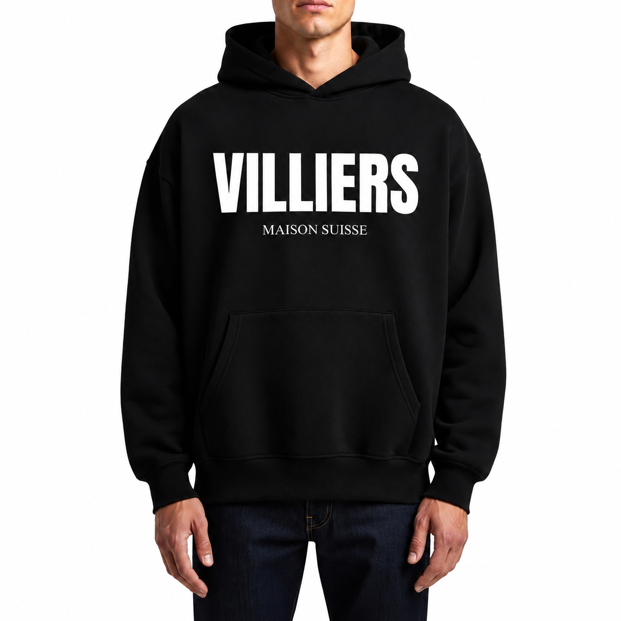 Herren Oversize Hoodie von VILLIERS MAISON SUISSE in Schwarz mit weissem Logo auf der Brust, getragen von einem Model in Frontansicht.