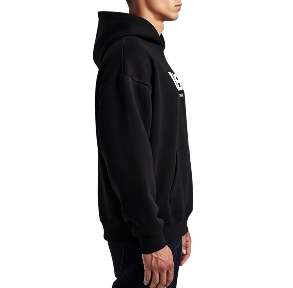 Herren Oversize Hoodie von VILLIERS MAISON SUISSE in Schwarz, getragen von einem Model in Rückenansicht mit sichtbarer Kapuze und lockerem Schnitt.