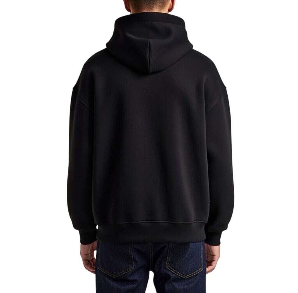 Herren Oversize Hoodie von VILLIERS MAISON SUISSE in Schwarz mit weissem Brustlogo, getragen von einem Model in seitlicher Ansicht.