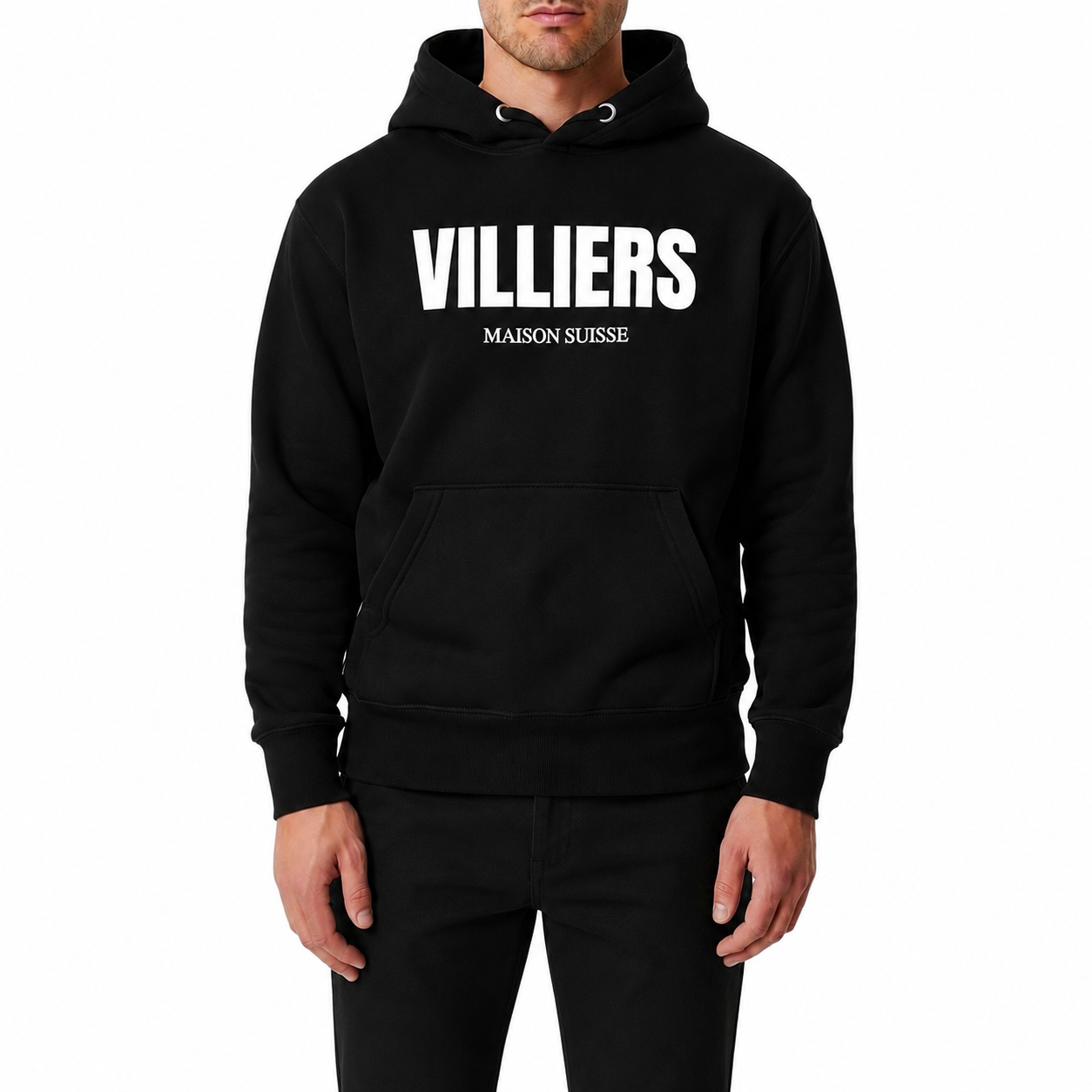 Herren Premium Hoodie von VILLIERS MAISON SUISSE in Schwarz mit weissem Logo auf der Brust, getragen von einem Model in Front Ansicht.