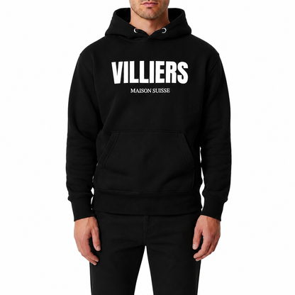 Herren Premium Hoodie von VILLIERS MAISON SUISSE in Schwarz mit weissem Logo auf der Brust, getragen von einem Model in Front Ansicht.