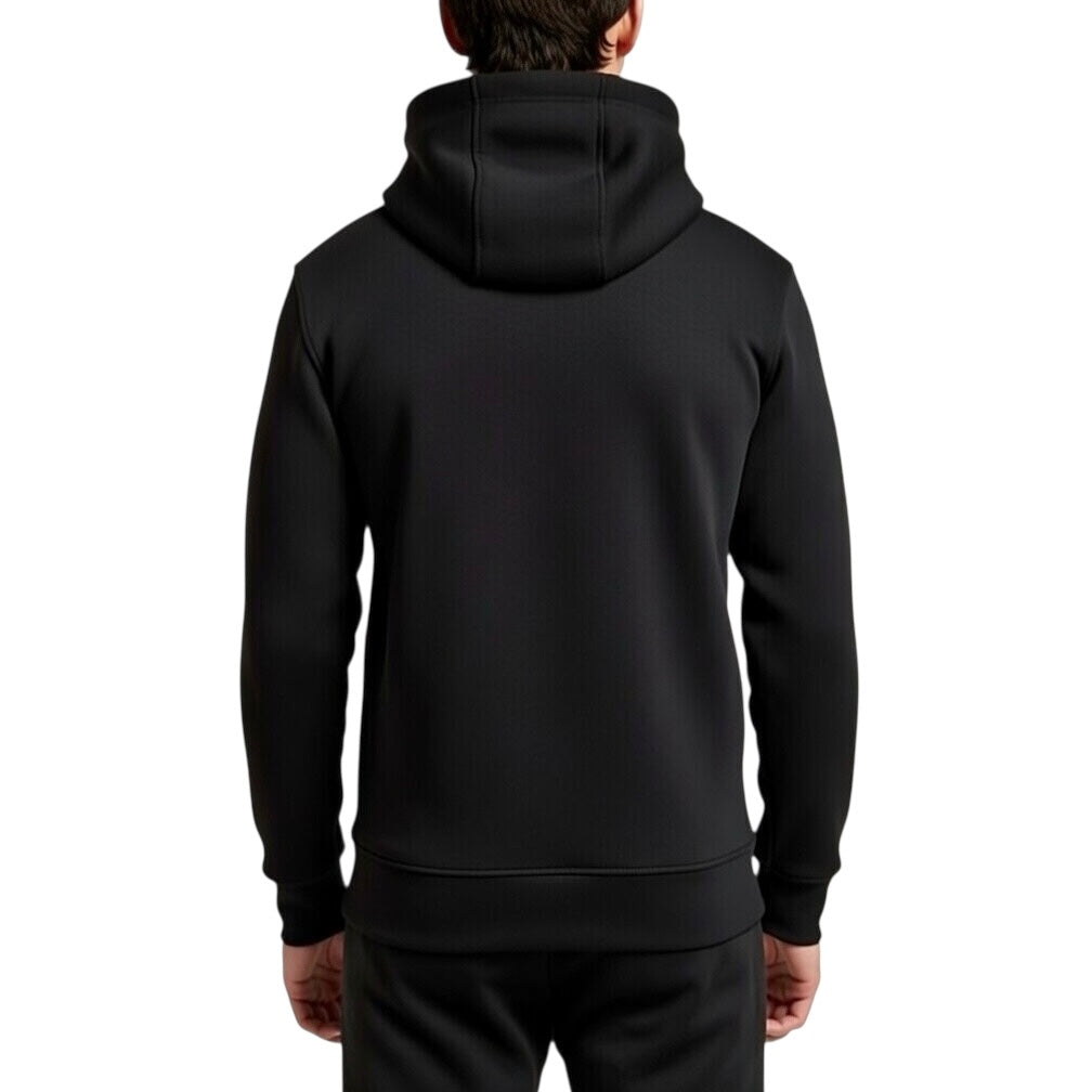 Herren Premium Hoodie von VILLIERS MAISON SUISSE in Schwarz, getragen von einem Model in Rückenansicht mit sichtbarer Kapuze und schlichtem Design.