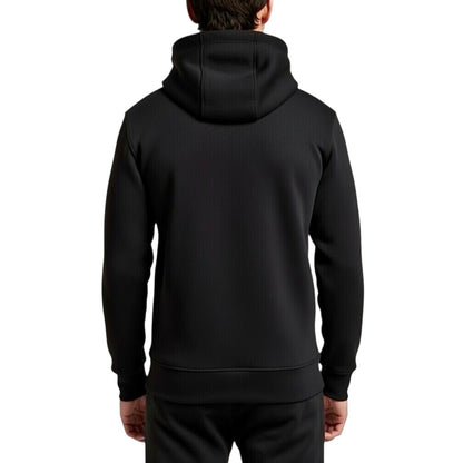 Herren Premium Hoodie von VILLIERS MAISON SUISSE in Schwarz, getragen von einem Model in Rückenansicht mit sichtbarer Kapuze und schlichtem Design.