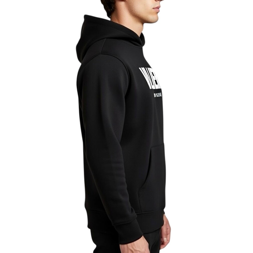 Herren Premium Hoodie von VILLIERS MAISON SUISSE in Schwarz mit weissem Brustlogo, getragen von einem Model in seitlicher Ansicht.