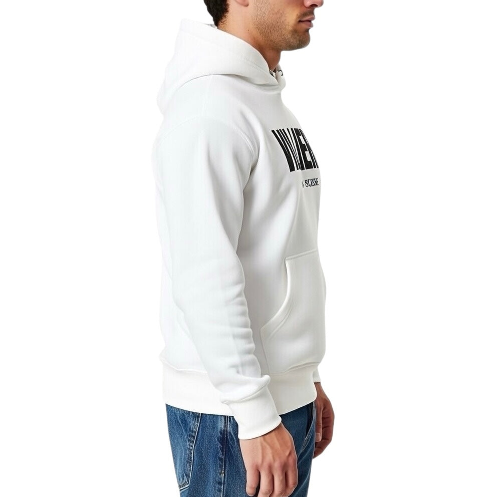 Herren Premium Hoodie von VILLIERS MAISON SUISSE in Weiss mit schwarzem Brustlogo, getragen von einem Model in seitlicher Ansicht.