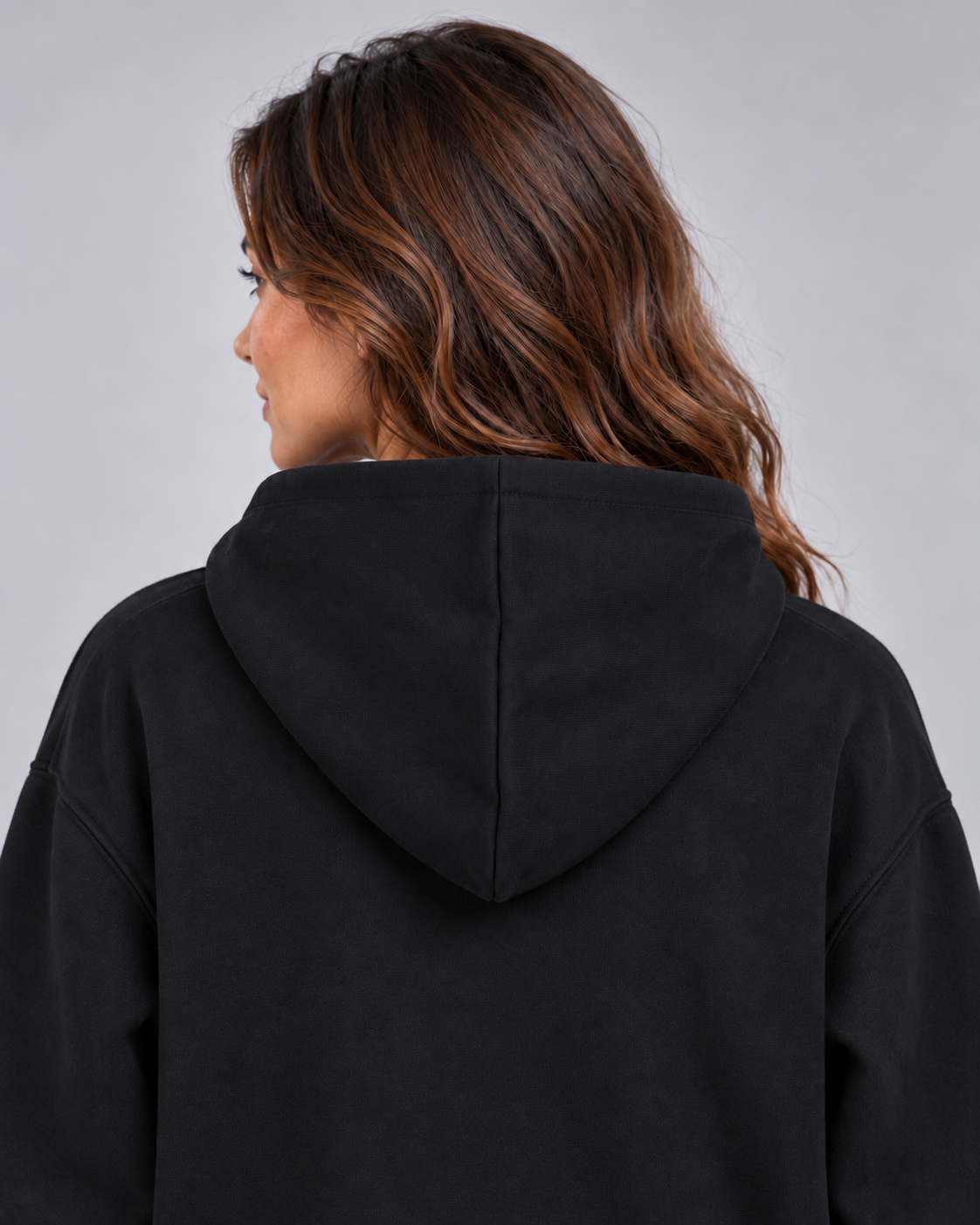 Kapuze des schwarzen Oversize Hoodie von Villiers Maison Suisse in der Nahaufnahme von hinten