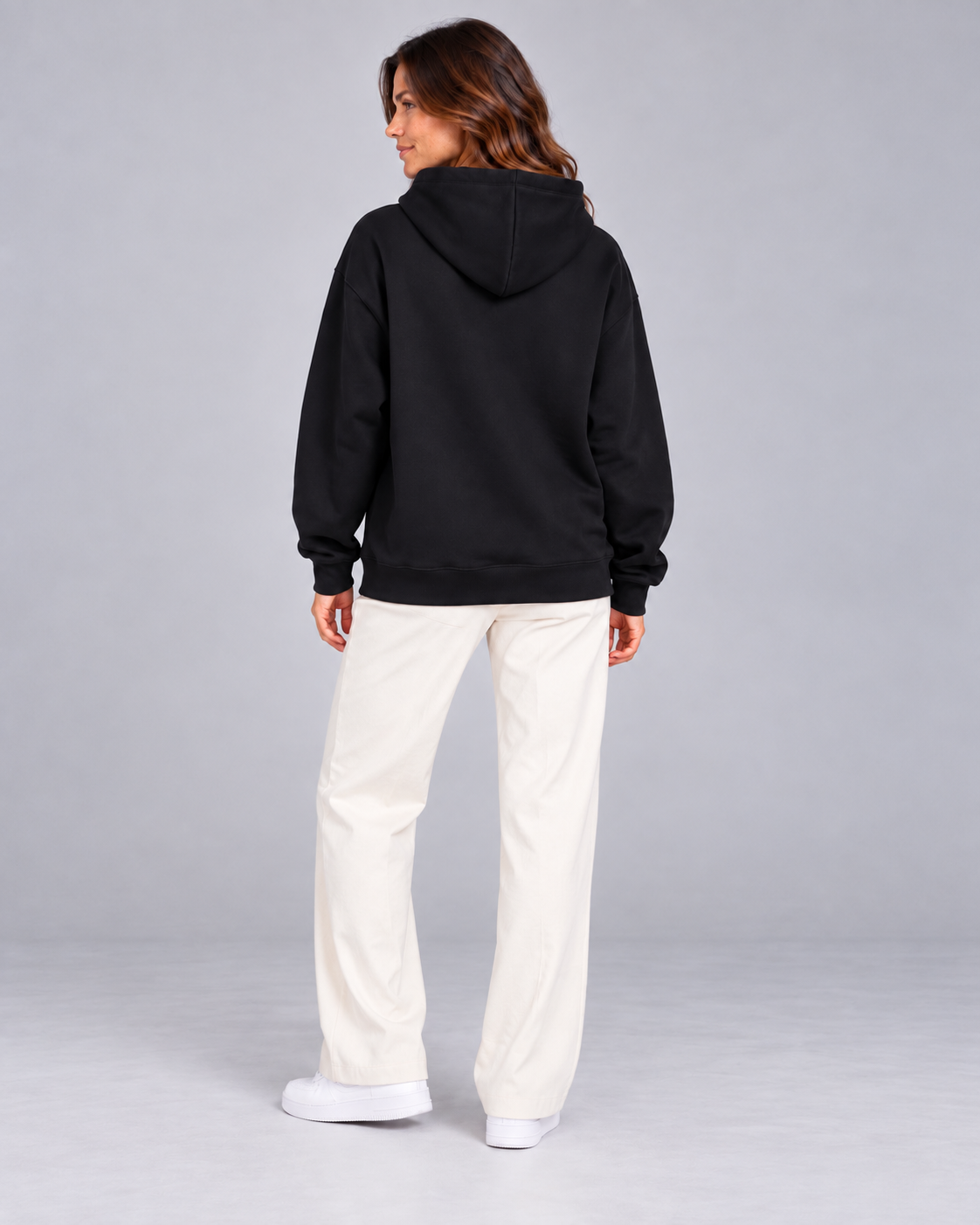 Frau trägt schwarzen Oversize Hoodie von Villiers Maison Suisse, Ganzkörper von hinten ohne Print