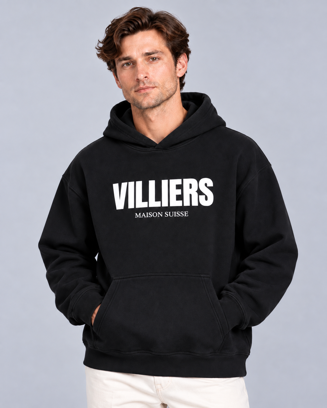 Mann trägt schwarzen Oversize Hoodie von Villiers Maison Suisse mit weissem Brustprint
