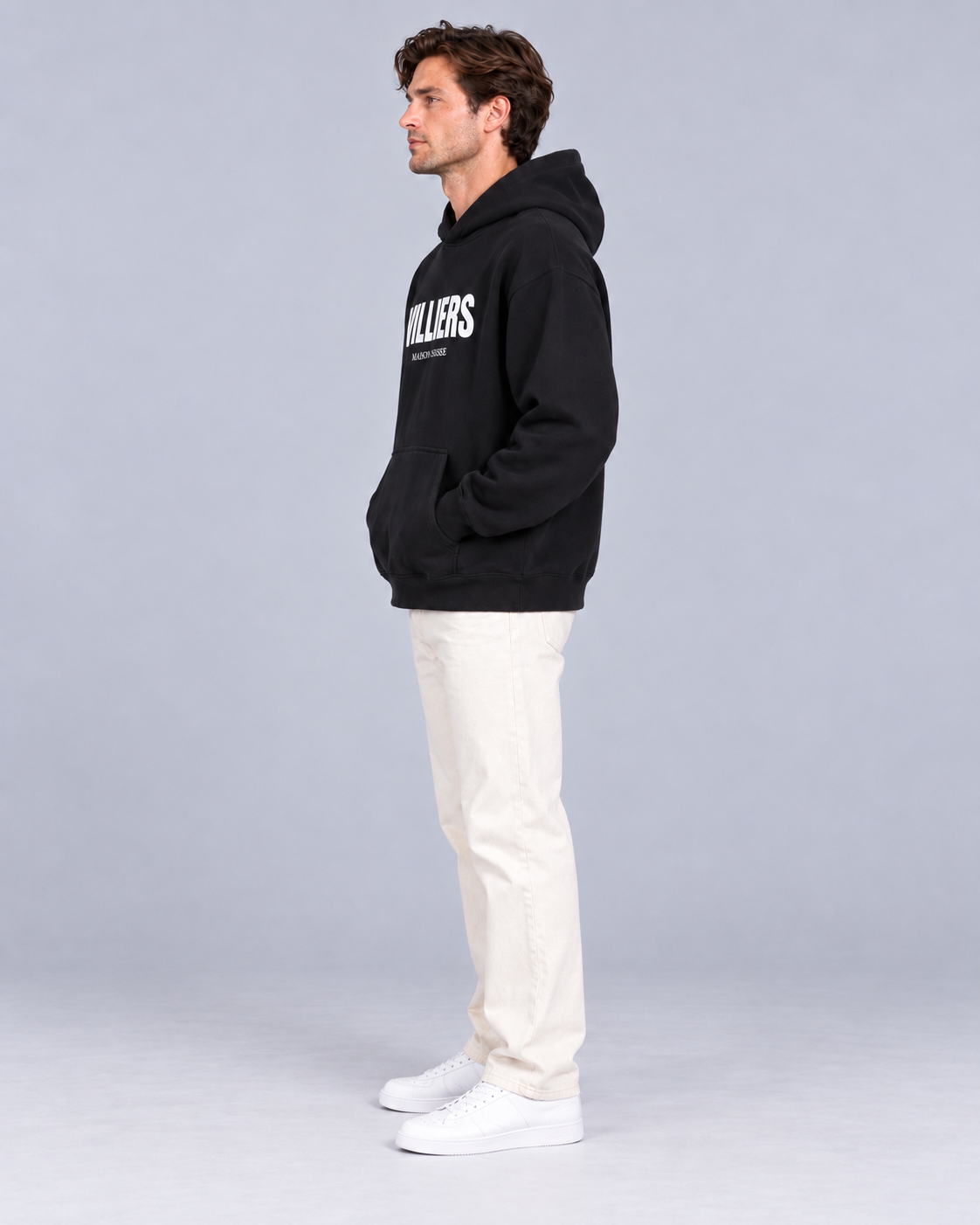 Mann trägt schwarzen Oversize Hoodie von Villiers Maison Suisse in der Seitenansicht