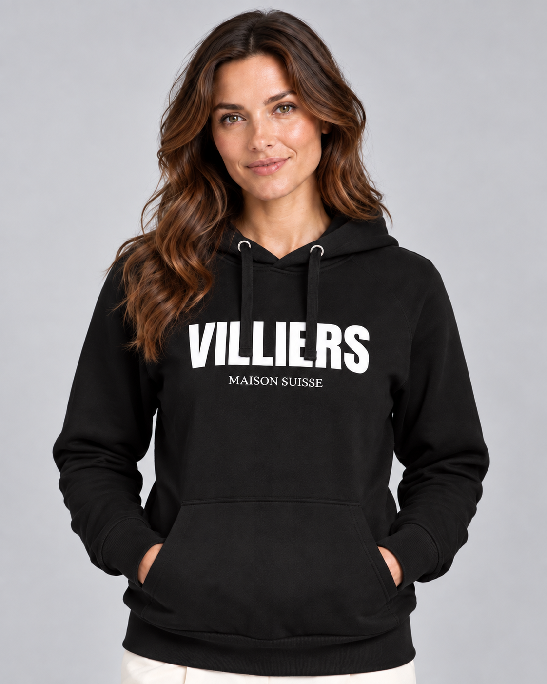 Frau trägt schwarzen Premium Hoodie von Villiers Maison Suisse mit weissem Brustprint, Oberkörper von vorne
