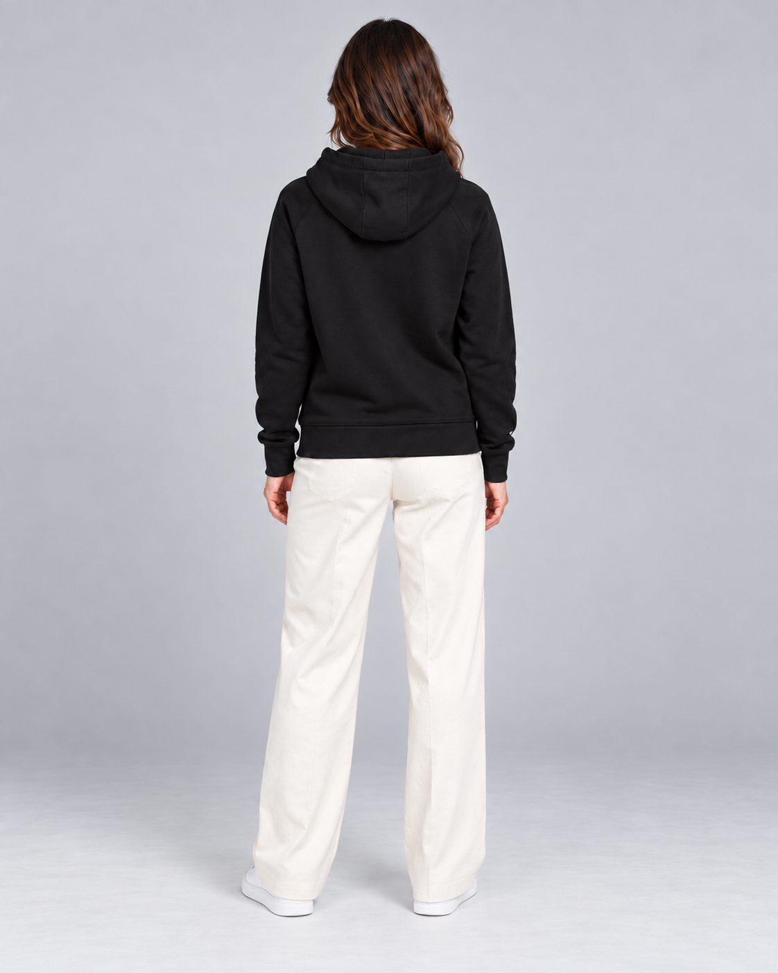 Frau trägt schwarzen Premium Hoodie von Villiers Maison Suisse, Ganzkörper von hinten ohne Print
