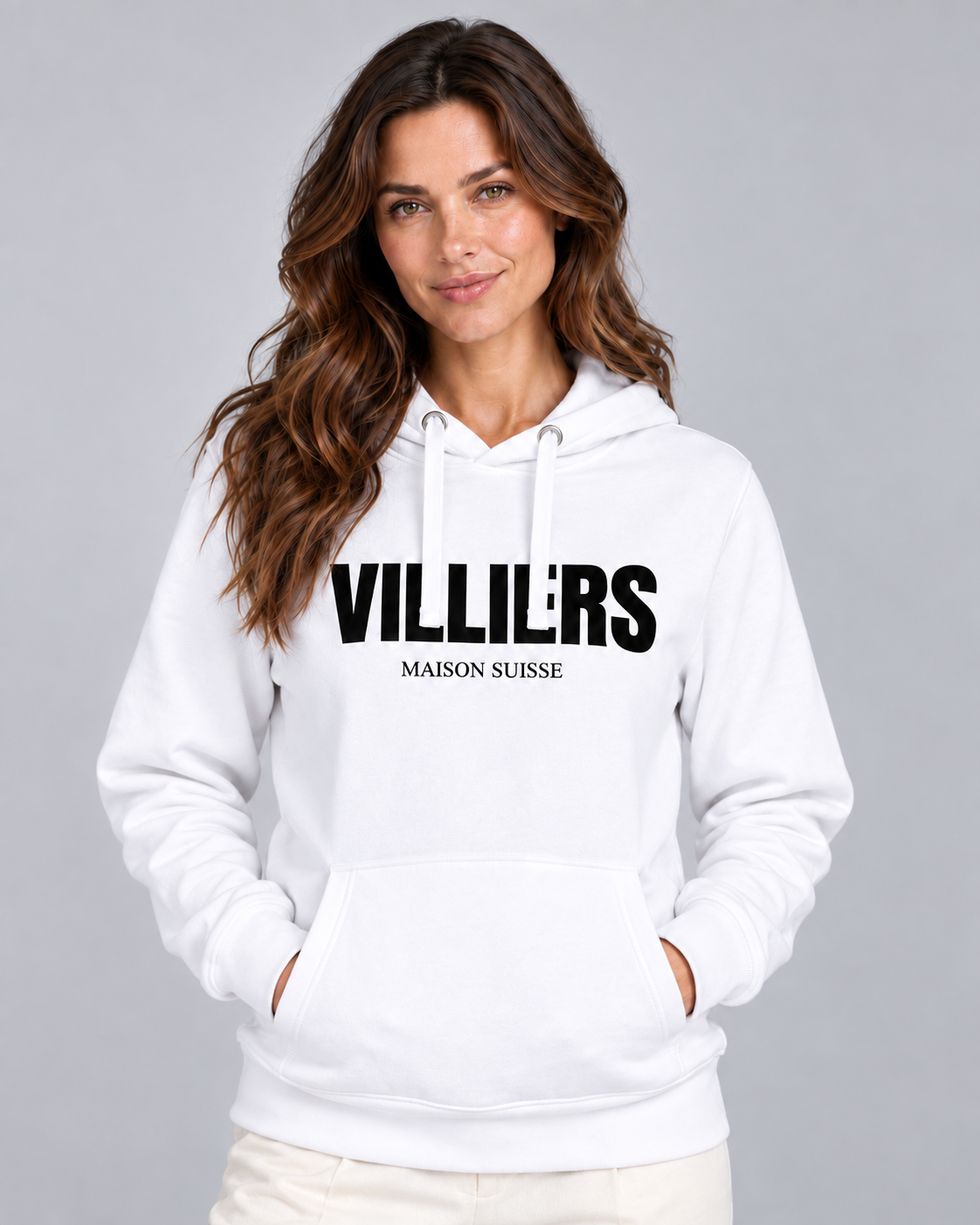 Frau trägt weissen Premium Hoodie von Villiers Maison Suisse mit schwarzem Brustprint, Oberkörper von vorne
