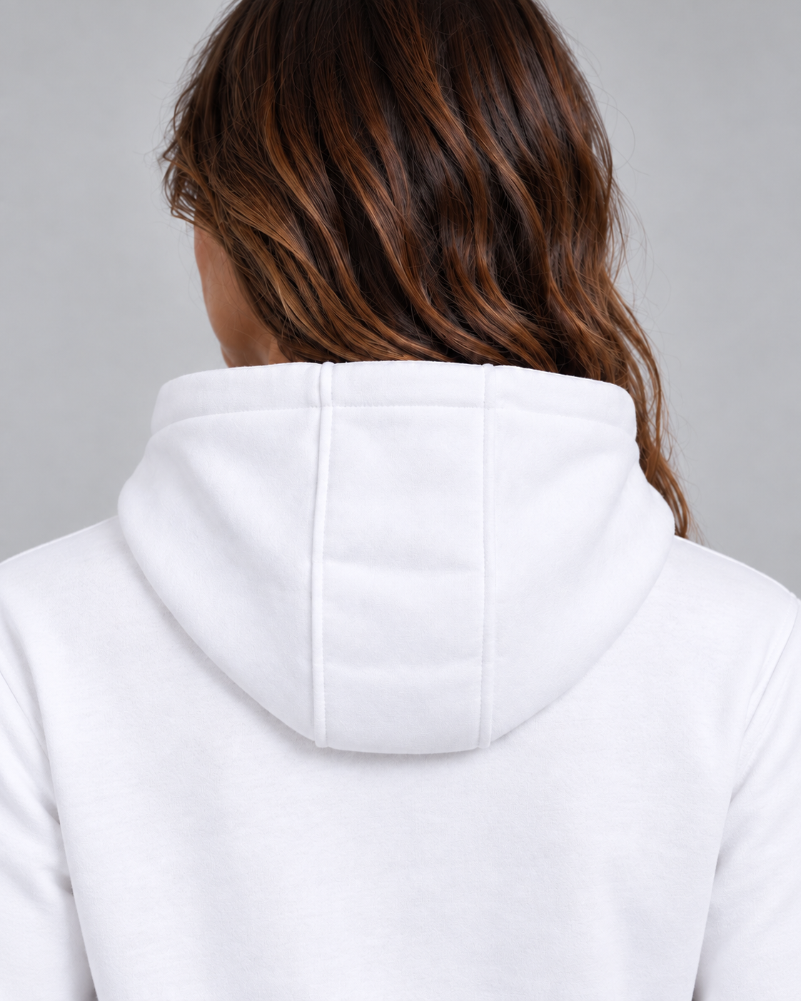 Kapuze des weissen Premium Hoodie von Villiers Maison Suisse in der Nahaufnahme von hinten
