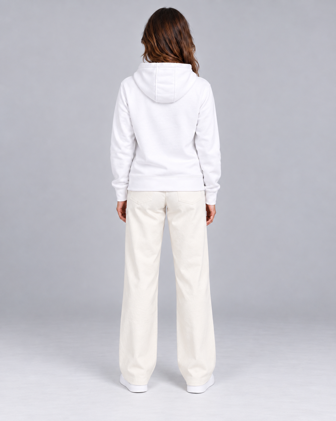 Frau trägt weissen Premium Hoodie von Villiers Maison Suisse, Ganzkörper von hinten ohne Print
