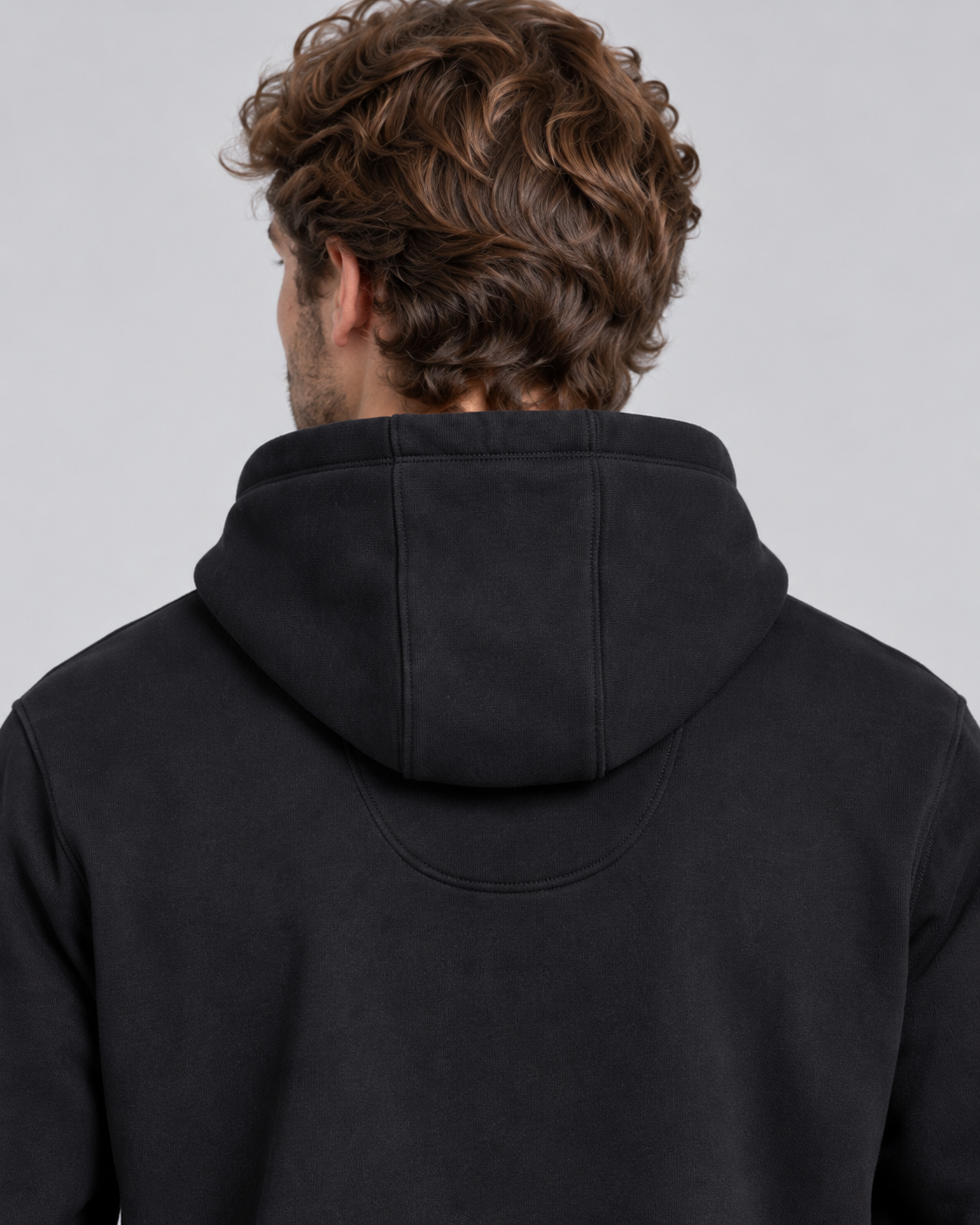 Kapuze des schwarzen Premium Hoodie von Villiers Maison Suisse in der Nahaufnahme von hinten
