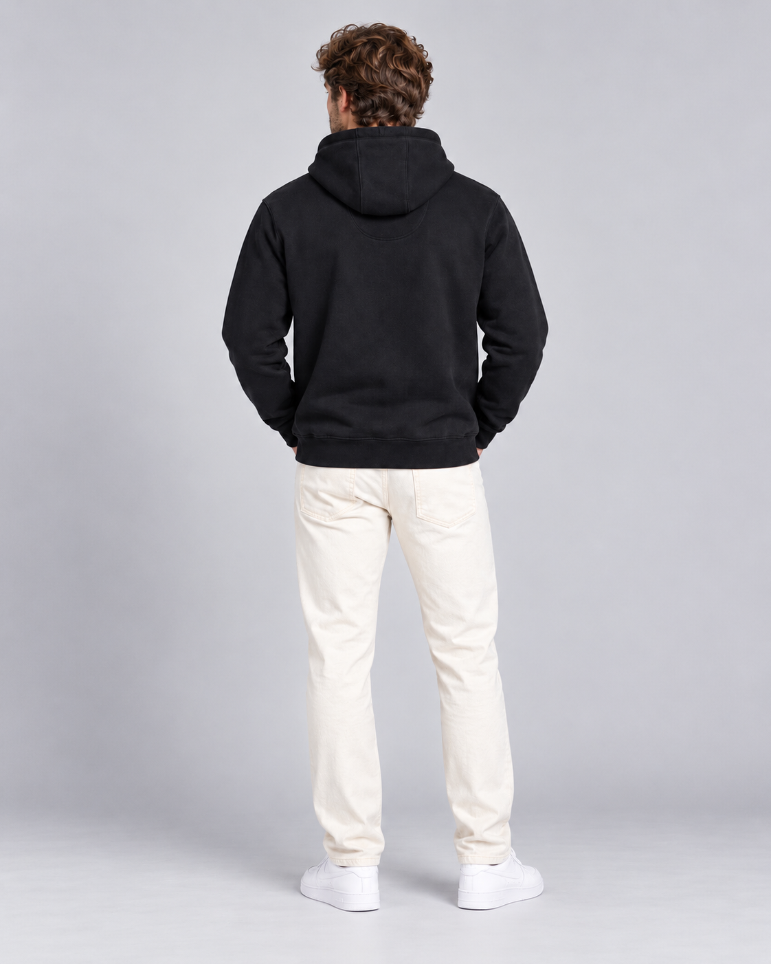 Mann trägt schwarzen Premium Hoodie von Villiers Maison Suisse, Ganzkörper von hinten ohne Print
