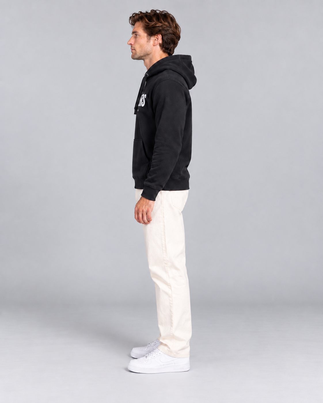 Mann trägt schwarzen Premium Hoodie von Villiers Maison Suisse in der Seitenansicht
