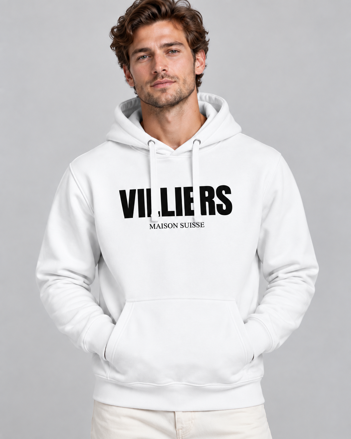 Mann trägt weissen Premium Hoodie von Villiers Maison Suisse mit schwarzem Brustprint, Oberkörper von vorne
