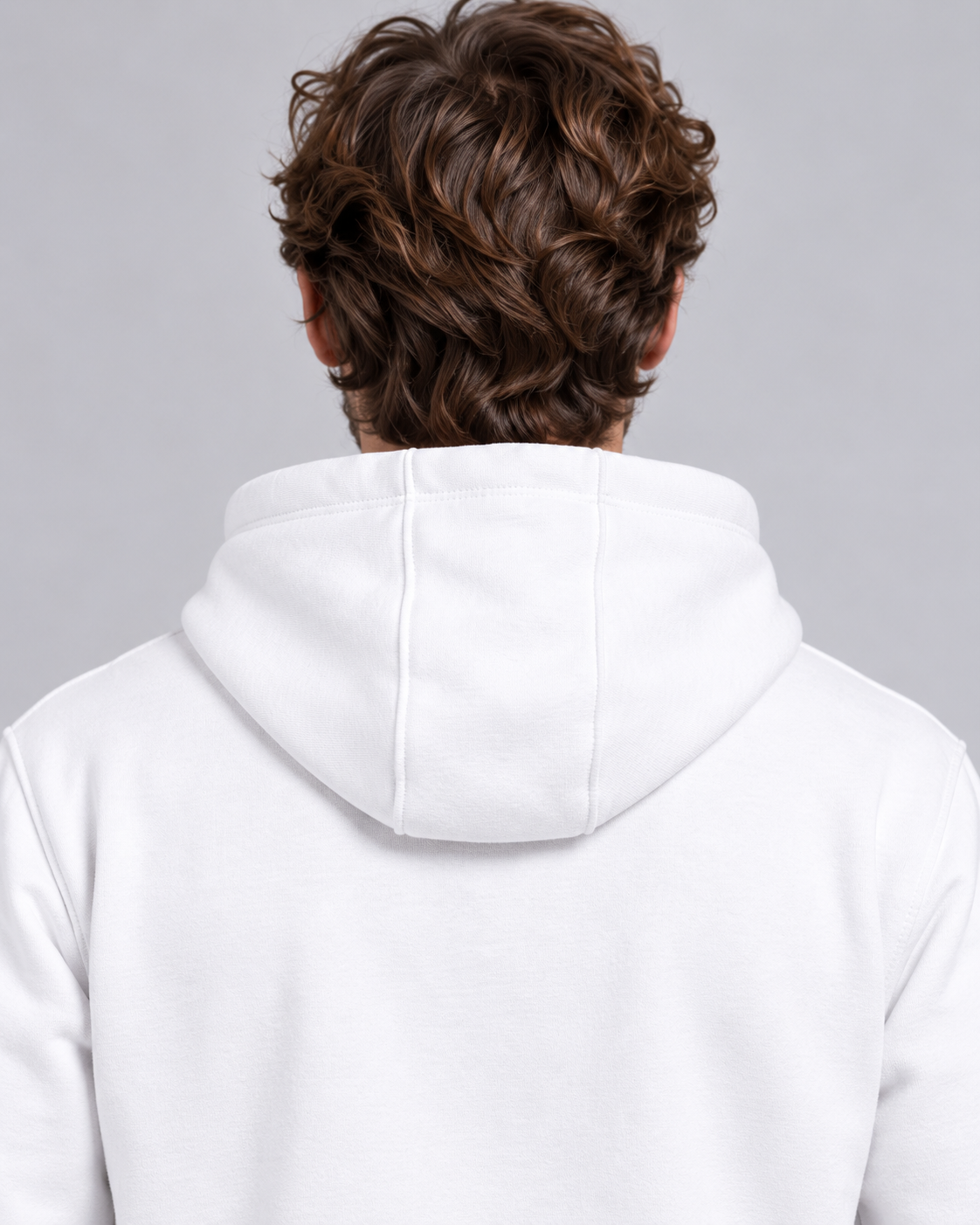 Kapuze des weissen Premium Hoodie von Villiers Maison Suisse in der Nahaufnahme von hinten

