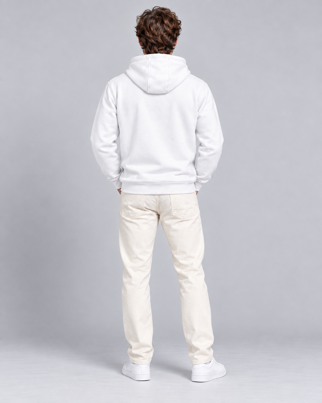 Mann trägt weissen Premium Hoodie von Villiers Maison Suisse, Ganzkörper von hinten ohne Print
