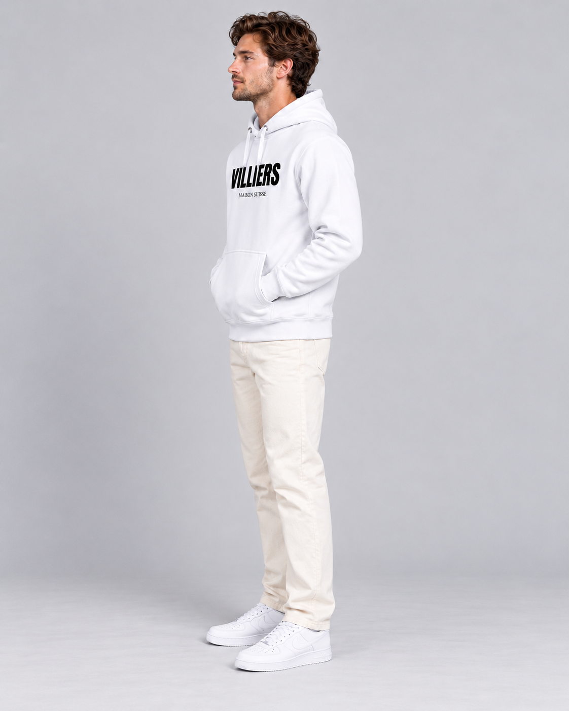 Mann trägt weissen Premium Hoodie von Villiers Maison Suisse in der Seitenansicht
