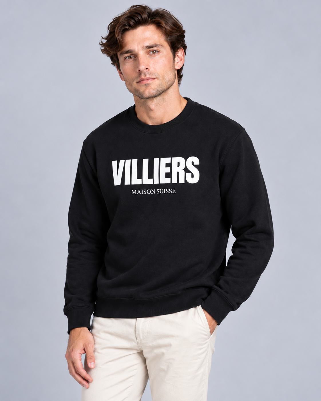 Mann trägt schwarzes Sweatshirt von Villiers Maison Suisse mit weissem Brustprint, Oberkörper von vorne
