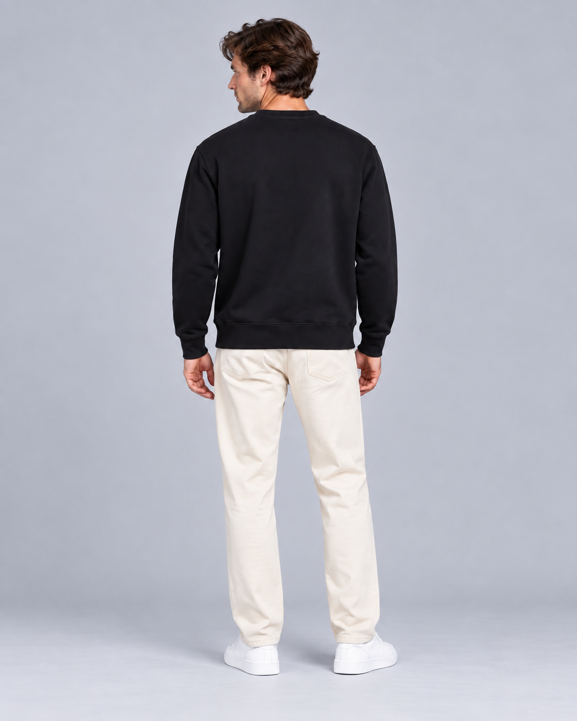 Mann trägt schwarzes Sweatshirt von Villiers Maison Suisse, Ganzkörper von hinten ohne Print
