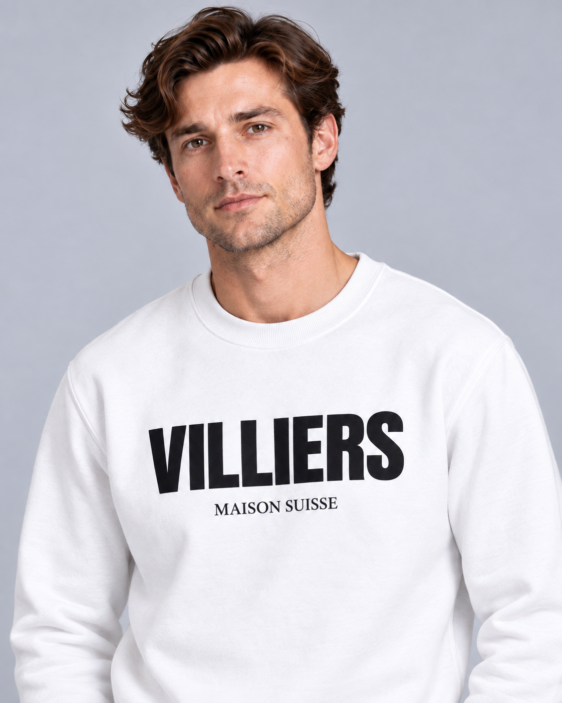 Mann trägt weisses Sweatshirt von Villiers Maison Suisse mit schwarzem Brustprint, Oberkörper von vorne
