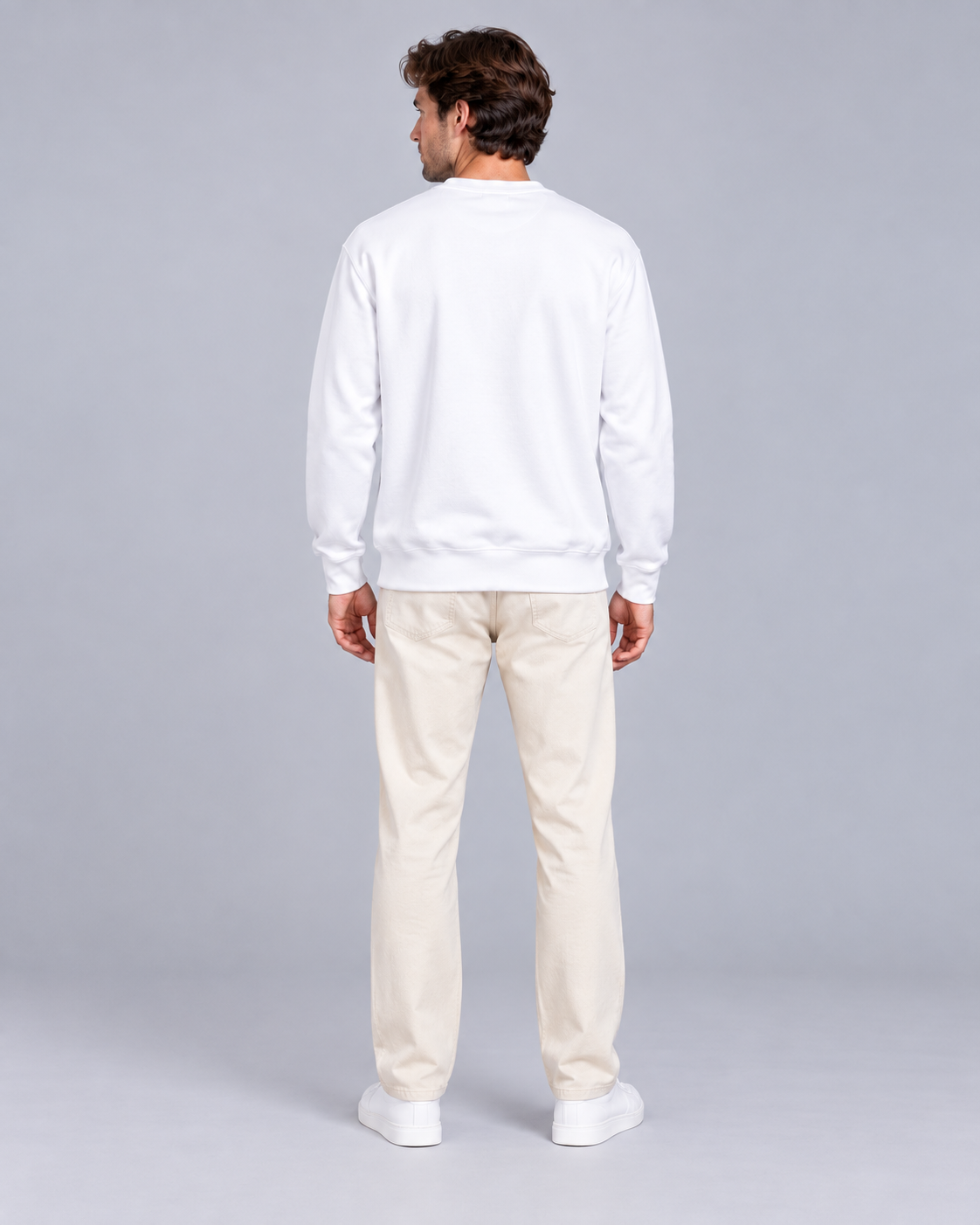 Mann trägt weisses Sweatshirt von Villiers Maison Suisse, Ganzkörper von hinten ohne Print
