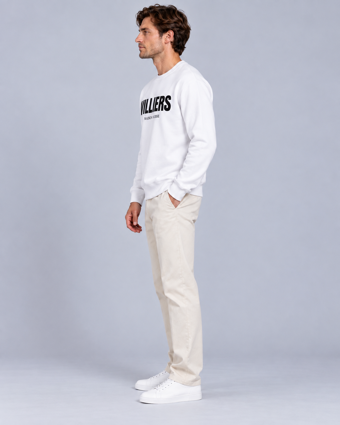 Mann trägt weisses Sweatshirt von Villiers Maison Suisse in der Seitenansicht
