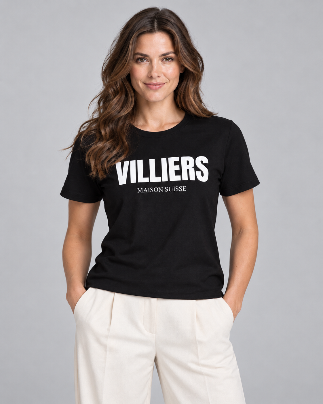 Frau trägt schwarzes T-Shirt von Villiers Maison Suisse mit weissem Brustprint, Oberkörper von vorne
