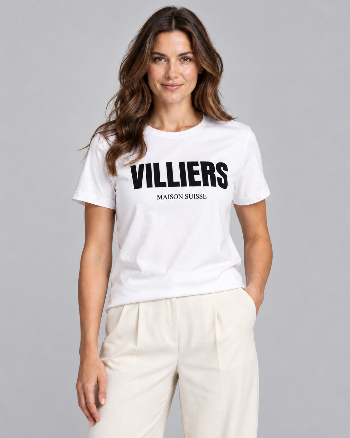 Frau trägt weisses T-Shirt von Villiers Maison Suisse mit schwarzem Brustprint, Oberkörper von vorne
