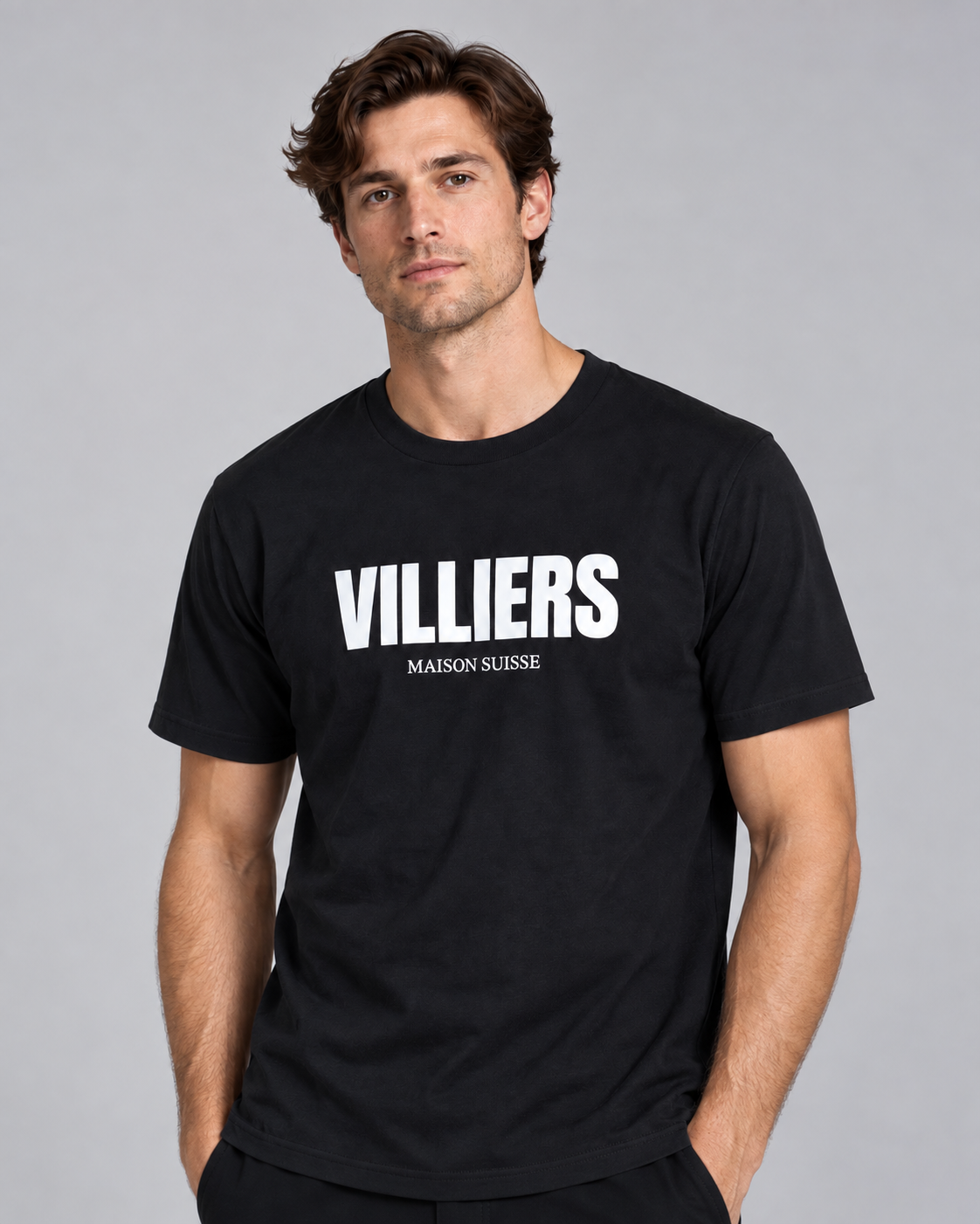 Mann trägt schwarzes T-Shirt von Villiers Maison Suisse mit weissem Brustprint, Oberkörper von vorne
