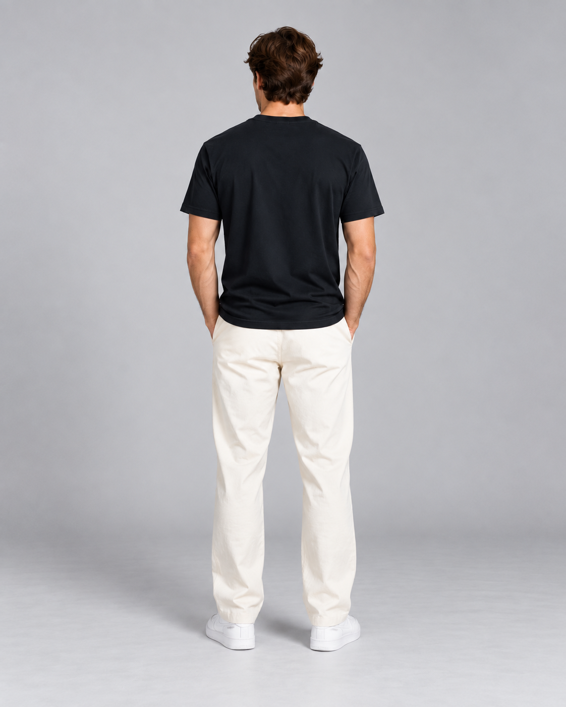 Mann trägt schwarzes T-Shirt von Villiers Maison Suisse, Ganzkörper von hinten ohne Print
