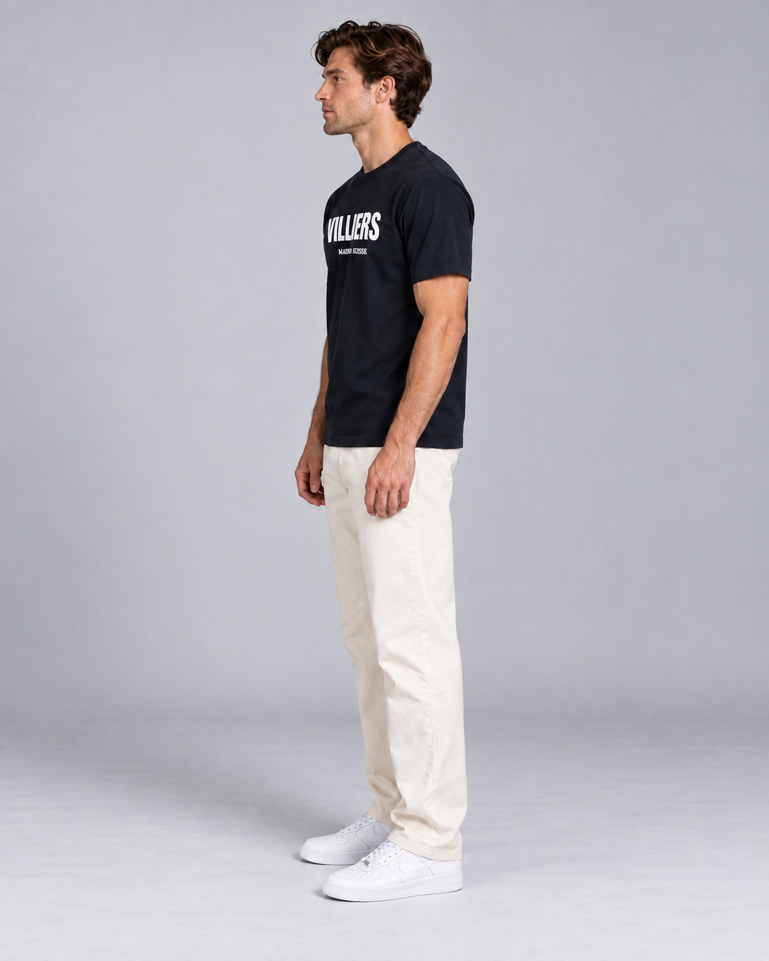 Mann trägt schwarzes T-Shirt von Villiers Maison Suisse in der Seitenansicht
