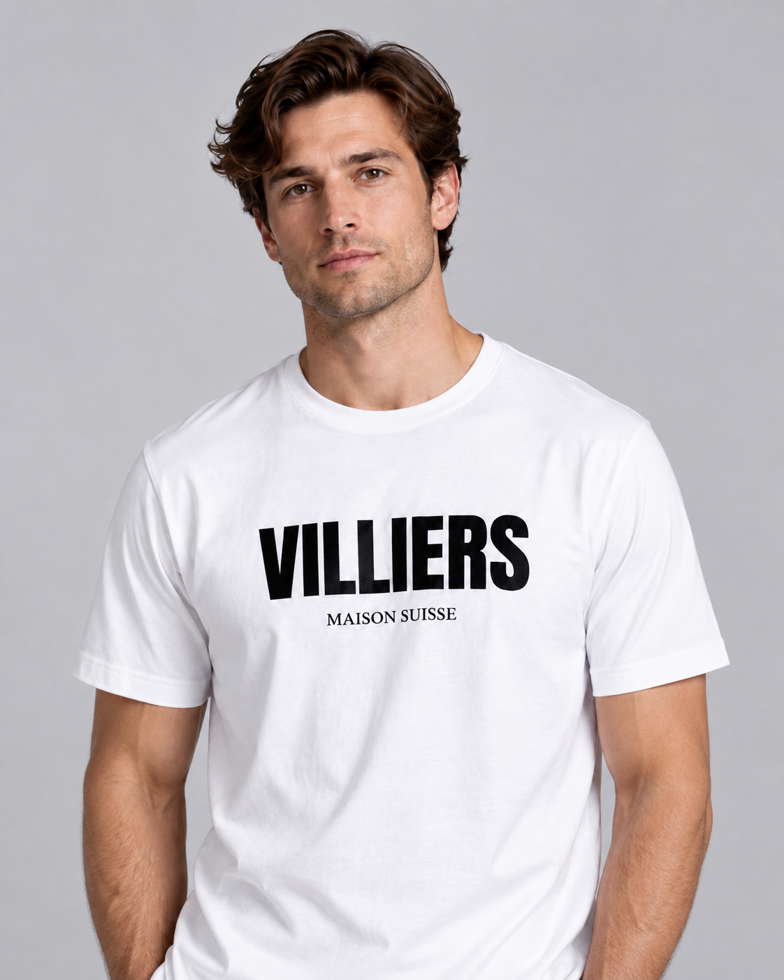Mann trägt weisses T-Shirt von Villiers Maison Suisse mit schwarzem Brustprint, Oberkörper von vorne
