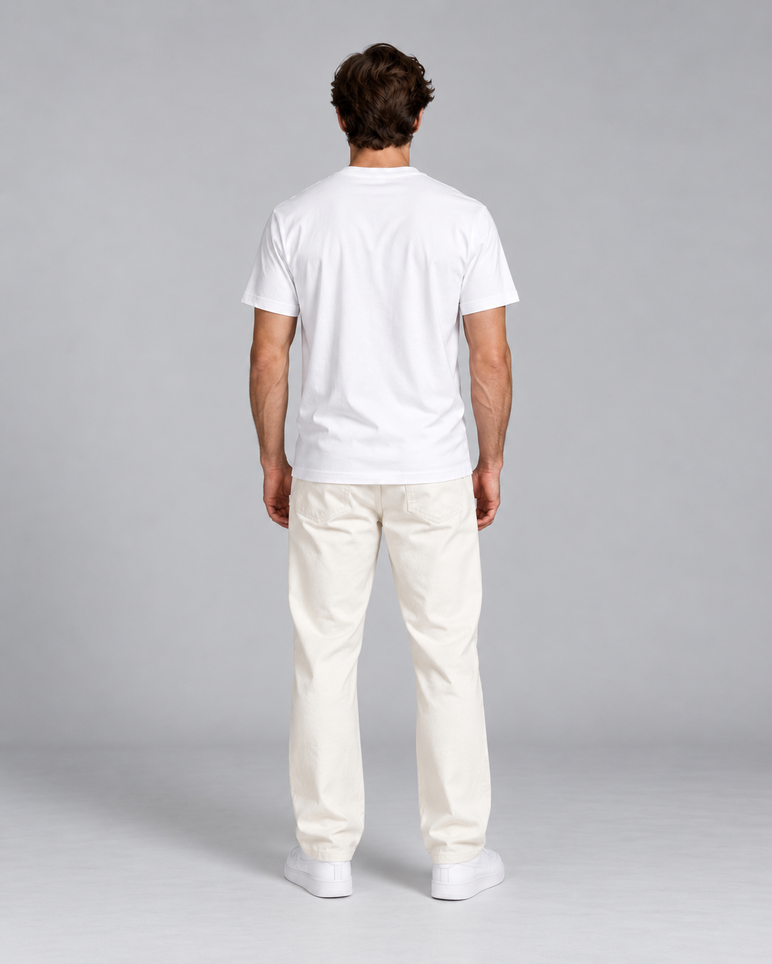 Mann trägt weisses T-Shirt von Villiers Maison Suisse, Ganzkörper von hinten ohne Print
