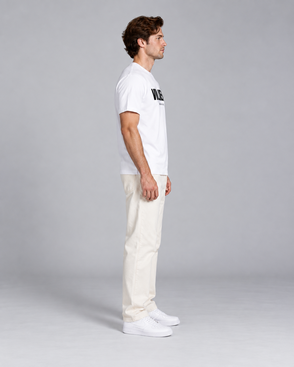 Mann trägt weisses T-Shirt von Villiers Maison Suisse in der Seitenansicht
